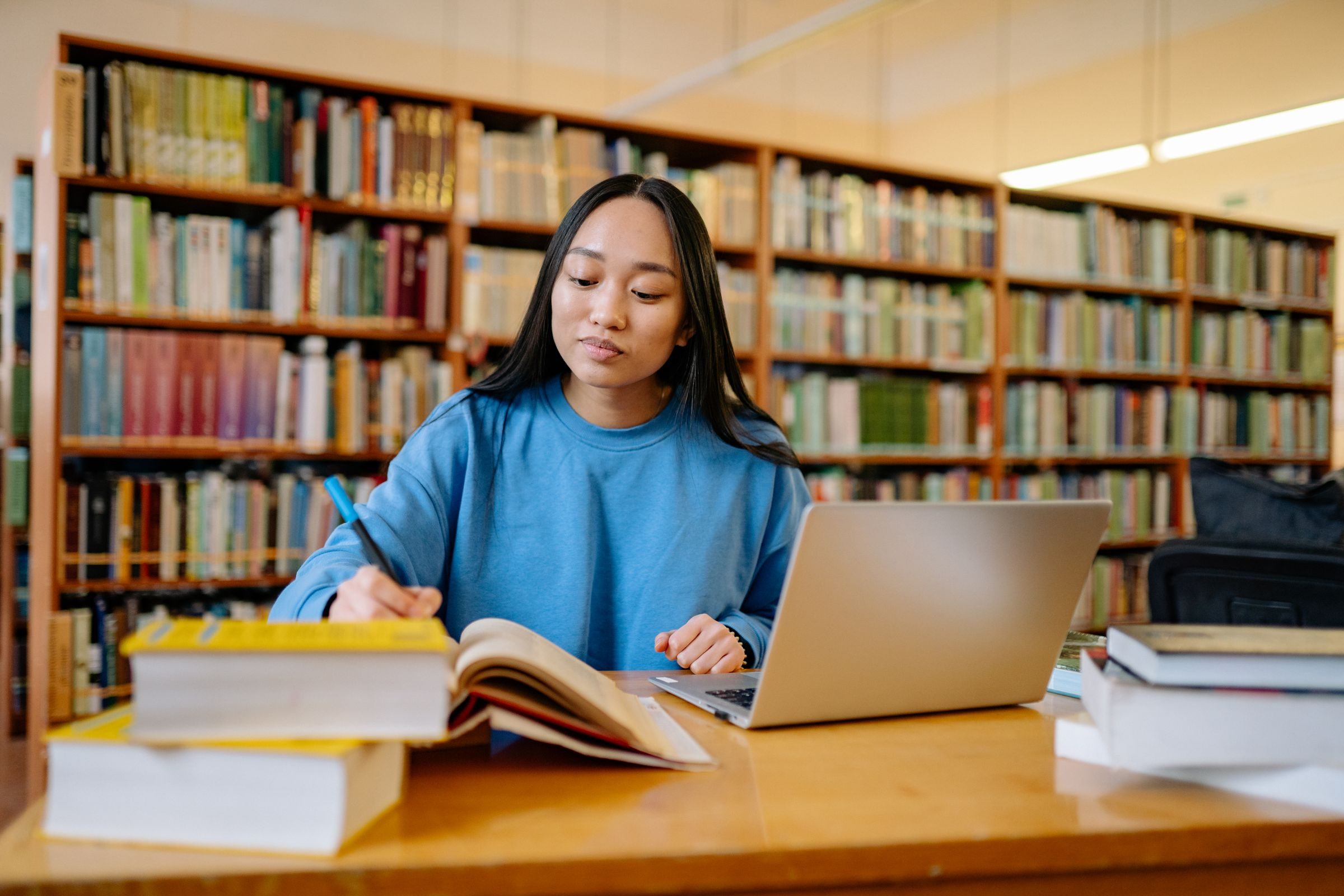 Étudiante qui révise dans une bibliothèque