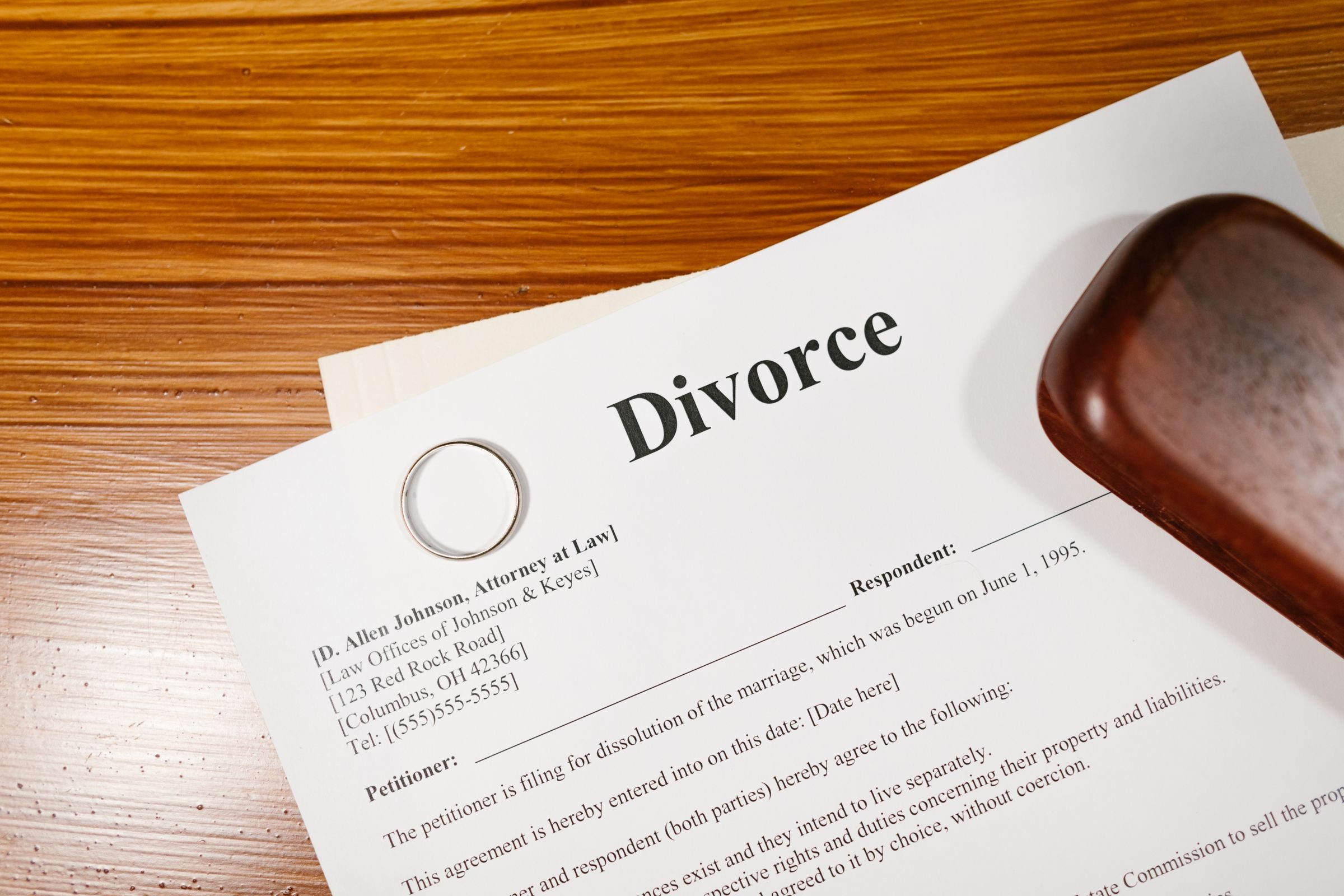 Formulaire de divorce posé sur un bureau