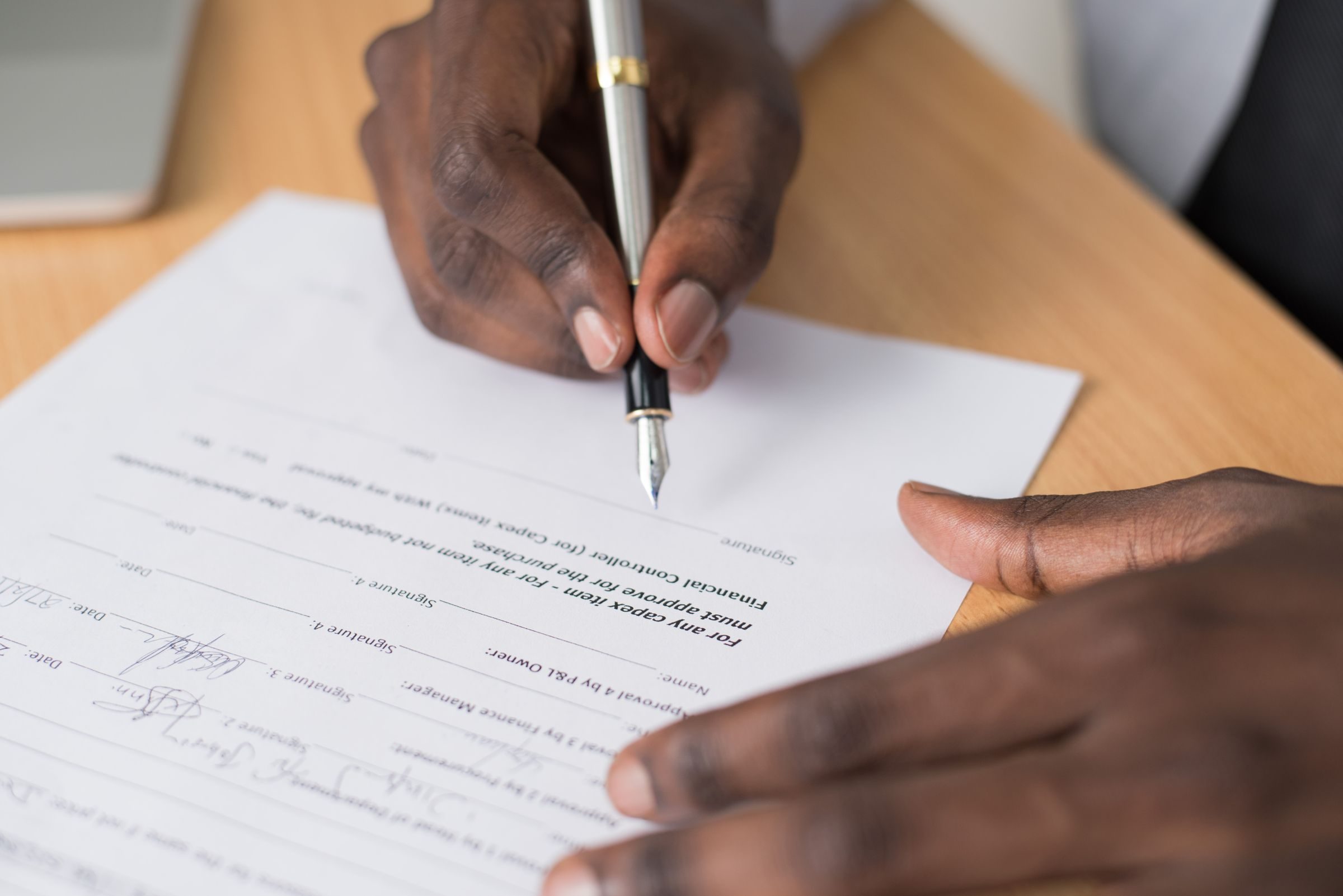 Signature d’un document au stylo